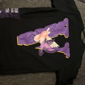 Vlone t shirt - Vlone t shirt som börjar bli för liten för mig. Den har inga hål eller fläckar. Om du är intresserad är det bara att höra av dig. Kvitto finns!