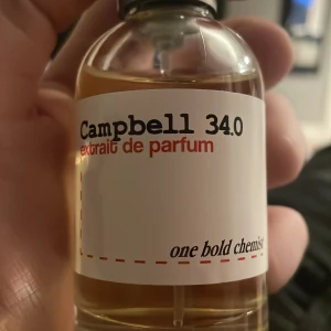 Campbell 34.0 Extrait de Parfum - En exklusiv extrait de parfum från One Bold Chemist, Campbell 34.0. Det är en dubbelt på Pdm carlisle. Ändade sprutat ett sprut annars helt ny från lådan. Inte min smak på toft men passsr nog någon.