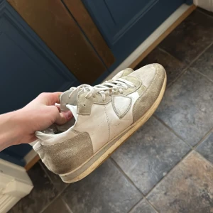 Philippe Model Trainer - Tja! Säljer nu mina Philippe Model Trainers som är i storlek 42-43! Skorna är jättesköna och passar perfekt nu till vintern och våren som kommer 🙌🏼Inget OG ingår då de tyvärr har slängts. Skorna är i bra skick förutom att det är lite slitet på insidan, men inget man märker av 👍🏼Priset är inte hugget i sten så det är bara att höra av sig vid frågor eller funderingar 🤙🏼