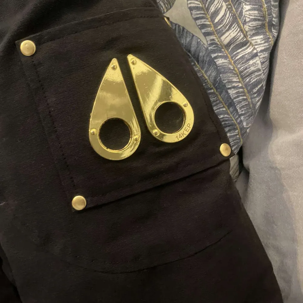 Säljer min mosse jacka då jag inte använder den längre. Den är i topp skick inga fel på den. Den har varit ner packad i ett par år det är den gamla modellen som inte säljs längre. Pris kan diskuteras . Takit.