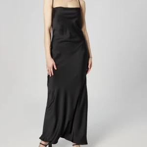 Svart balklänning med öppen rygg - Elegant svart långklänning i satin med smala axelband och öppen rygg💘Endast använt en gång!