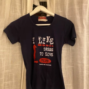Mörkblå t-shirt från Pepe - Snygg mörkblå t-shirt från Pepe med tryck i vitt och rött. Köpt i Spanien, otrolig passform!!