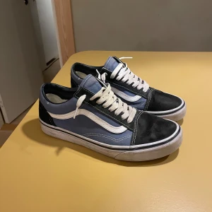 Vans skor - Tja, säljer dessa skor då de blivit för små. De är i bra skick. Det är nån slitning som ni ser på bild 3 men inget man tänker på. Pris kan diskuteras vid snabb affär. Hör gärna av dig vid mer frågor😊
