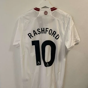 Rashford Manchester United fotbollströja  - Helt ny re-plika fotbollströja från Manchester United med Rashford på ryggen. Storlek Medium.