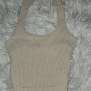 Beige ribbad linnetopp från H&M Divided - Snygg beige ribbad linnetopp från H&M Divided. Perfekt för en stilren look med sin enkla design och bekväma passform. Ett måste i garderoben för alla som älskar basplagg. Knappt använd. Jag bär inte sånna tröjor längre så väljer att sälja.