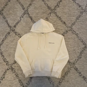 Beige/Vitt hoodie från Axel Arigato - Jag säljer denna snygga Arigato Hoodien då jag växt ut den, mycket sparsamt använd därför har hoodien inga defekter. Hör av er vid yttligare frågor!😇