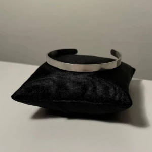 Elegant silverfärgat armband - Stilrent och minimalistiskt armband i silverfärg. Perfekt för att ge en elegant touch till vilken outfit som helst. Passar både till vardag och speciella tillfällen.