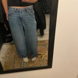 Blå baggy jeans - Säljer ett par blå baggy jeans med låg midja. De har en avslappnad passform. Perfekta för en casual look. Sitter rätt så bra på mig som är 170
