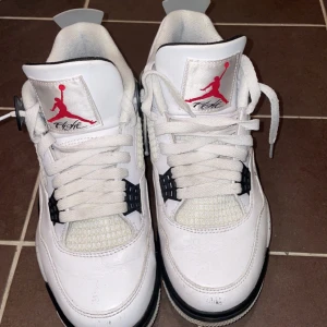 Jordan 4 - Säljer ett par Jordan 4 white cement, köpta från StockX, kvitto finns tillgängligt. Storlek 40.5. Skriv om du är intresserad och har frågor, priset går att diskuteras