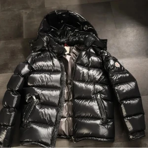 moncler maya - Hej! säljer nu min moncler maya då den inte passar i storleken. Använd ca 5 gånger och helt nytt skick! Påsen jackan låg i tillkommer med! Nfc scan funkar. Priset är inte hugget i sten! Vid frågor är det bara att skriva till mig! 