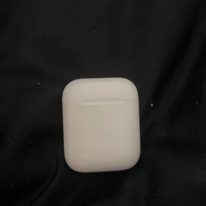AirPod (vänster) - Äkta. Säljer min vänstra AirPod, då jag tappat bort den högra. Den funkar som den ska , och är i bra skick. 