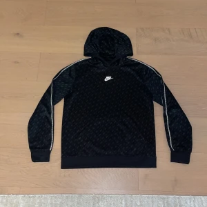 Nike hoodie - Säljer en hoodie från Nike, perfekt för avslappnande tillfällen, skick 9/10 inga defekter, priset är inte spikat i sten! Hör av vid minsta lilla fundering 🤗