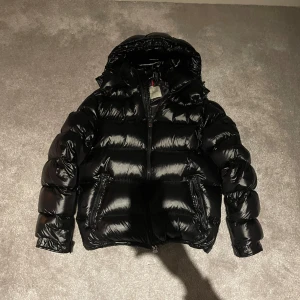 Moncler Maya  - Säljer nu min Moncler Maya då den inte används längre. Jackan är nästan helt ny och den har inte nåra hål eller fräckar. Jackan är i storlek 2 som motsvarar ungefär M.