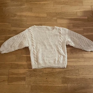 Virkad vit tre kvarts tröja  - Säljer en kräm vit virkad tre kvarts tröja i super bra skick tröjan är i storlek XS/S. Tröjan är hemma gjord och alltså väldigt unik och snygg.  Priset kan diskuteras.🫶