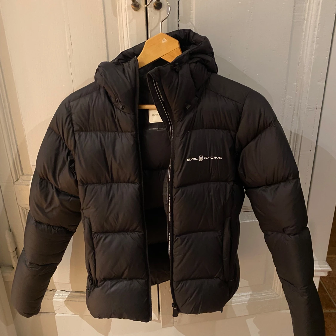 Svart pufferjacka från Sail Racing