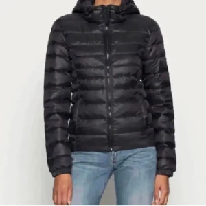 Only svart pufferjacka  - jacka från Only, den har ett litet hål framtill (kolla andra bilden) den är lätt att sy men jag vet inte hur jag ska sy så jag säljer den 💖