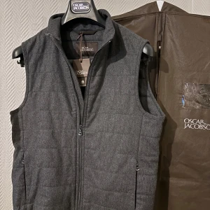 Oscar Jacobsson väst  - Mörk grå, storlek 48/ S-M 