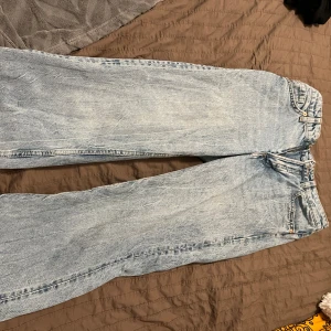 Lågmidjade raka jeans  - Säljer ett par ljusblå lågmidjade jeansbyxor med raka ben.💕
