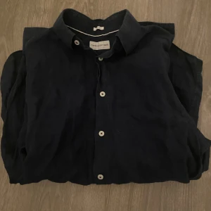 Skjorta från Volt - Skjorta från volt i utmärkt skick passar perfekt till dig som har medium/small.   Skick-8,5/10   Nypris runt 1000kr - mitt pris 259kr