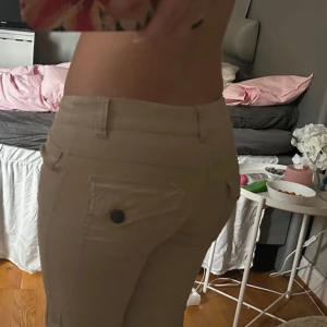 Lågmidjade linnebyxor - Sååå snygga linnebyxor med svinsnygga fickor på rumpan. Knappt använda då jag upplever de som lite stora för mig. Jag är ca 160