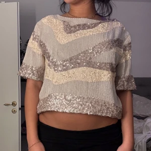Glittrig topp med paljetter - Snygg glittrig topp med paljetter. Strl L men känns som S/M🥰