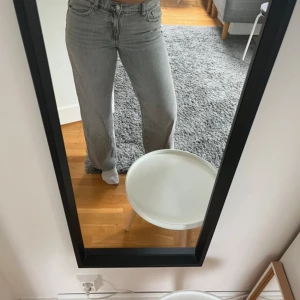 Grå jeans midwaist - Snygga grå jeans som är midwaist och rak passform. Perfekta för en avslappnad stil. De har klassisk femficksdesign och knappgylf.
