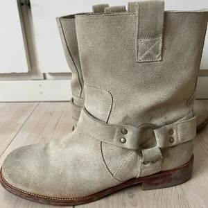 Boots  - Vintage skit snygga grå/beige boots från Maison Margiela🙏🏻⭐️ perfekta bootsen om man vill ha en sko man kan ha i princip året om!! Riktig bra sko som är rejäl! Passar även mig som har storlek 37🍒skriv för mer bilder eller frågor, priset är diskuterbart vid snabb affär❤️‍🔥