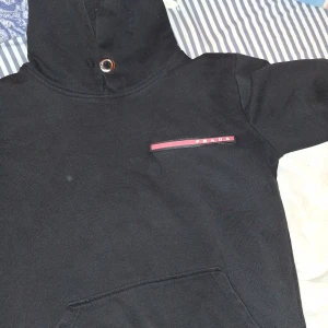 Prada hoodie  - En stilren tröja från Prada i storlek S men passar även XS väldigt skön och snygg 