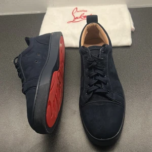 Christian Louboutin  - Säljer dessa i ett bra skick till ett bra pris, skorna är äkta då de har jämförts med andra äkta och med videos online, hör av dig vid minsta fundering😊👍