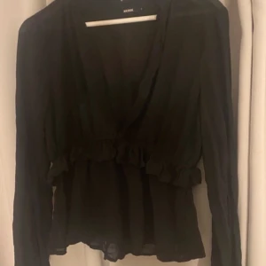 Super fin blus  - Säljer denna superfina blus från Bikbok, säljs inte längre❤️