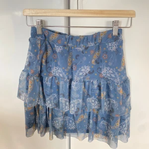 Sommar volangkjol - Söt sommarkjol med fint mönster från Trendyol i storlek M, passar som S/M 🫶🏻 knappt använd så bra skick!