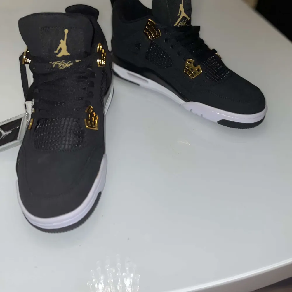 Jordan 4 ekta från StockX finns kvitto kommer utan box . Kengät.