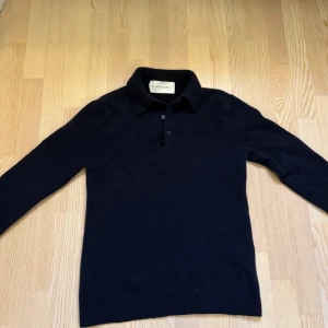 A days march Polo  - Snygg polo tröja från a days march. Skick 10/10, Storlek S. Nypris ca 1300kr