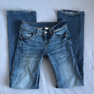 Blå lågmidjade bootcut jeans  - As snygg blå låg midjade jeans från HM i storlek 32! Passar nån som är 165-173. Skriv gärna för mer information 😊💖