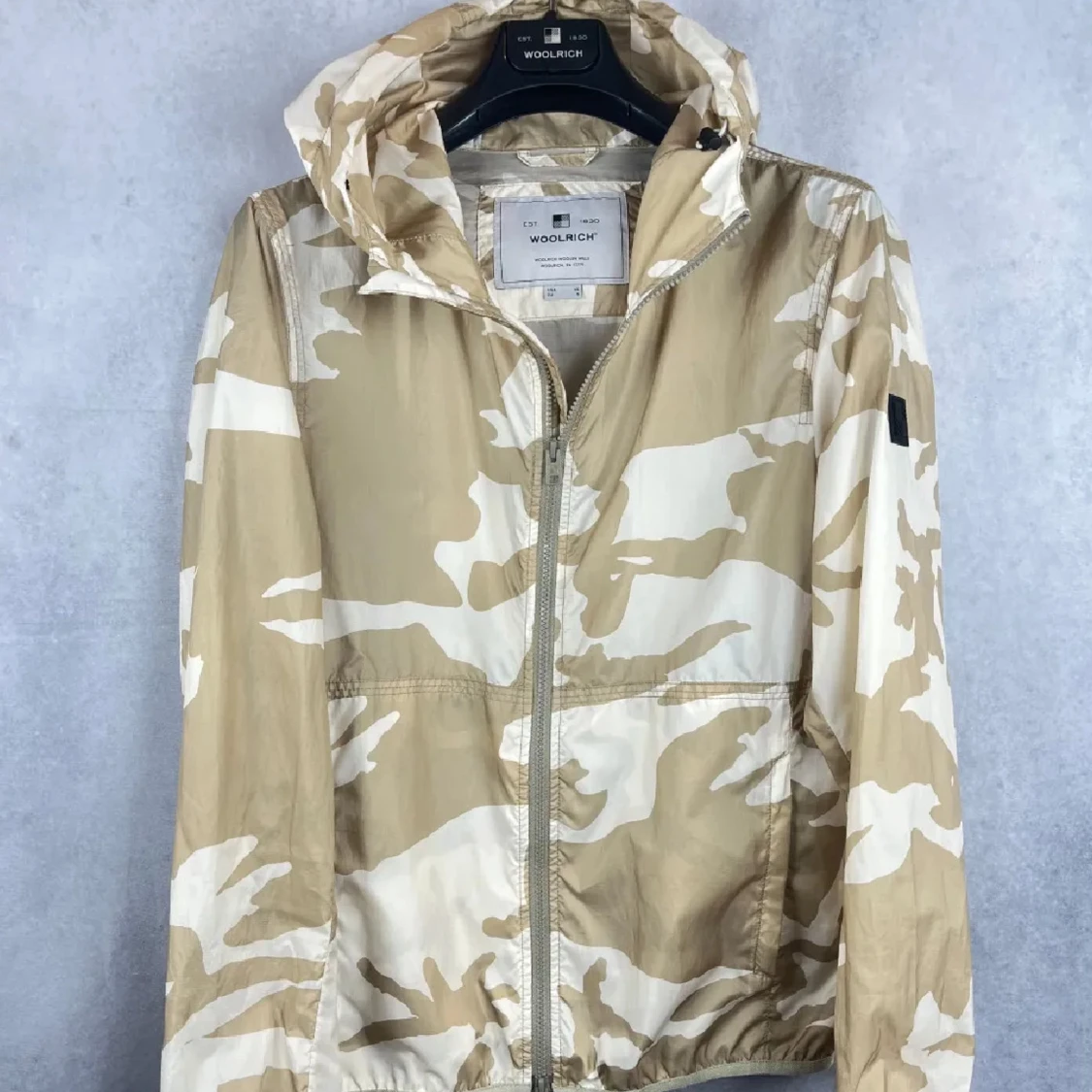 Beige och vit camouflagejacka från Woolrich