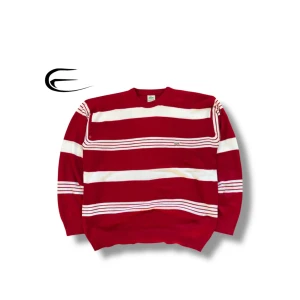 Röd och vit randig tröja från Lacoste - Säljer en snygg röd och vit randig tröja från Lacoste. Tröjan har långa ärmar och det klassiska Lacoste-märket broderat på bröstet. Perfekt för en stilren look.
