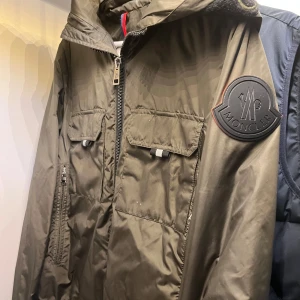 Monclear jacka/windbreaker - Väldigt snygg och unik windbreaker som inte många har. Jäkligt fint skick och alla taggar funkar.