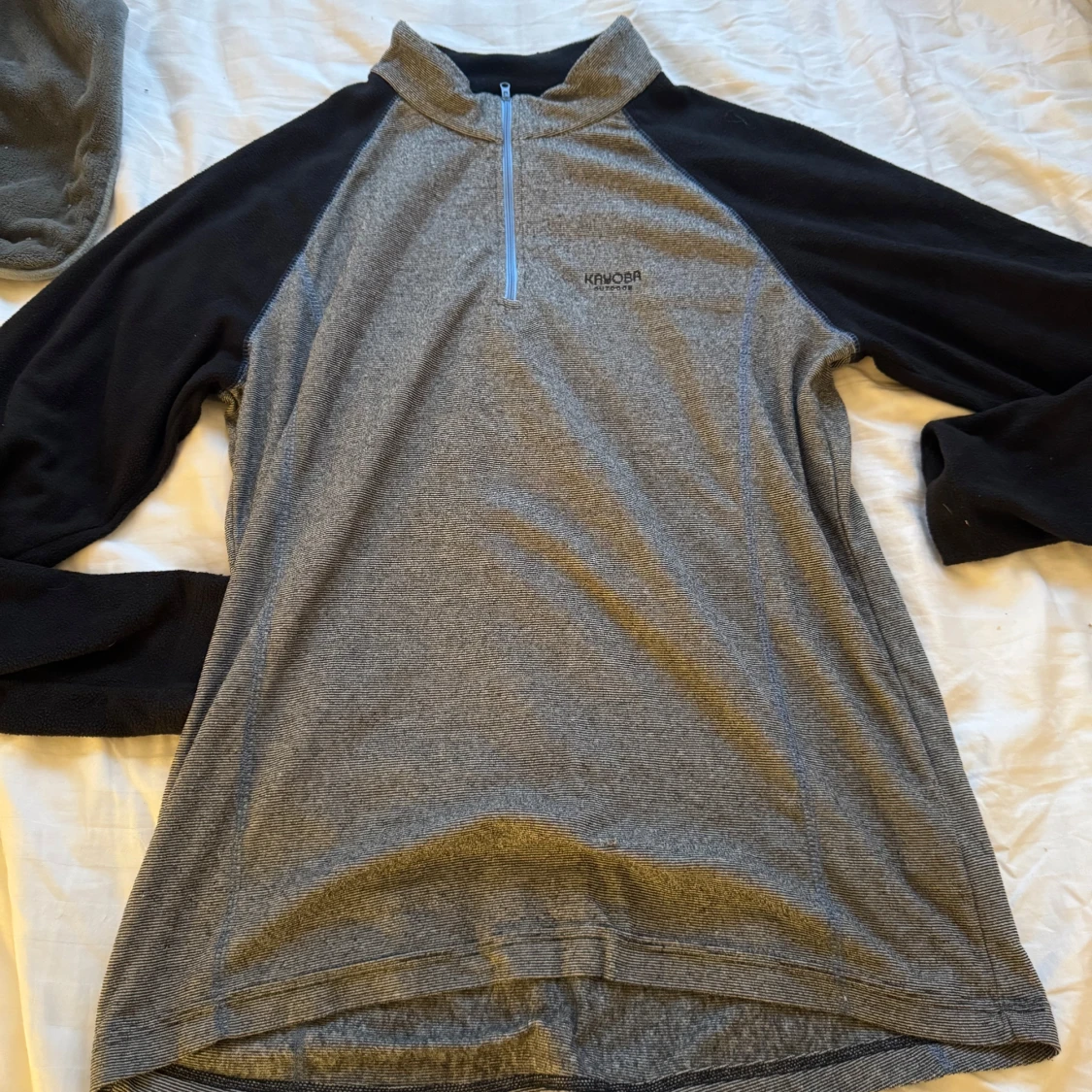 Grå och svart tröja från Kayoba