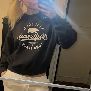 Svart sweatshirt med tryck - Säljer en mörkgrå sweatshirt med ”blekt” vitt tryck från BikBok. Tröjan har långa ärmar och en rund halsringning. Perfekt för en avslappnad stil. Använd ett fåtal gånger, så jättefint skick. Storlek XS, normallång och normal i storleken.