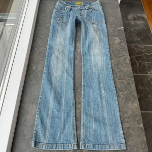 Blå jeansbyxor från Glago - PRIS KAN DISKUTERAS. Så snygga jeans som inte passar mig och därför har jag ingen bild på! Midjemåttet tvärs över är 37 cm, midje höjden är 18,5 cm och Innerbenslängden är 85 cm. Jeansen har en liten fläck (Se sista bilden) Som kanske går bort i tvätten annars är det inget som syns💕