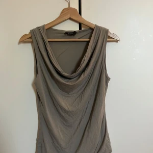  ärmlös topp  -  grå/beige ärmlös topp från Sand Copenhagen. 
