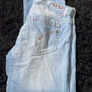 Dondup jeans - Feta dondup jeans i storlek 32. 9/10 skick, modell George, priset är inte hugget i sten. Skriv gärna om du har några frågor.