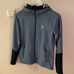 Blå huvtröja från Peak Performance - Storlek S, är lite nopprig men ganska säker på att det går att ta bort priset är redan prutat och klart 😊