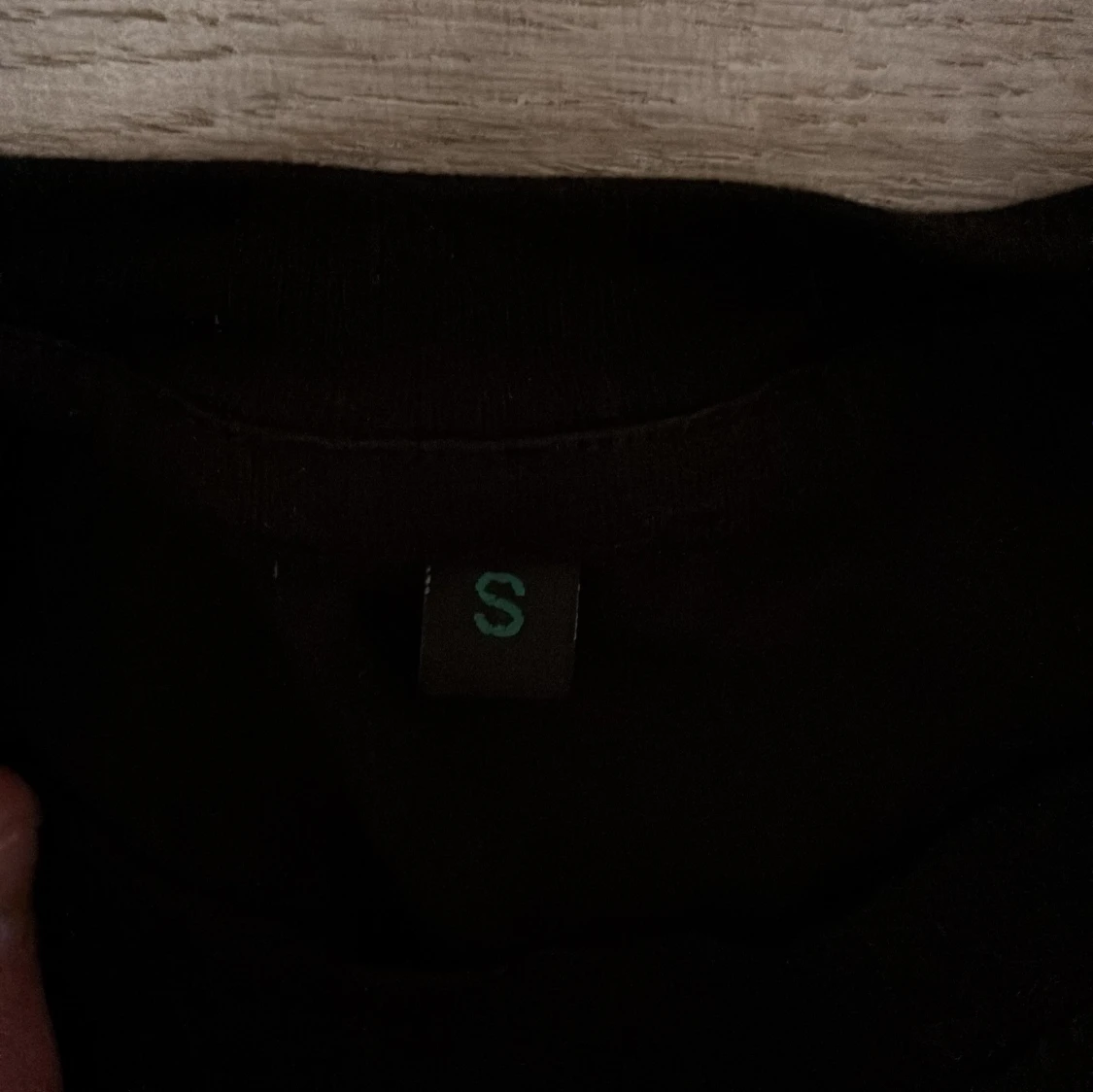 Svart t-shirt med glittrig design - 1