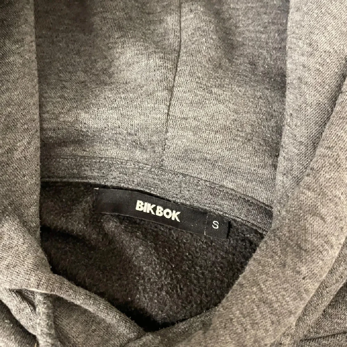 Grå hoodie från Bik Bok - 1