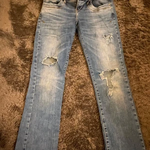 Blå jeans med slitningar från LTB - Snygga blå jeans från LTB med egen gjorda hål, de är i bra skick o stl 27/32 i modell valeria