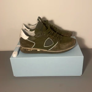 Philippe Model Skor - Gröna Philippe model skor i ett väldigt bra skick. Har ni några funderingar är det bara att skriva. Priset är inte hugget i sten