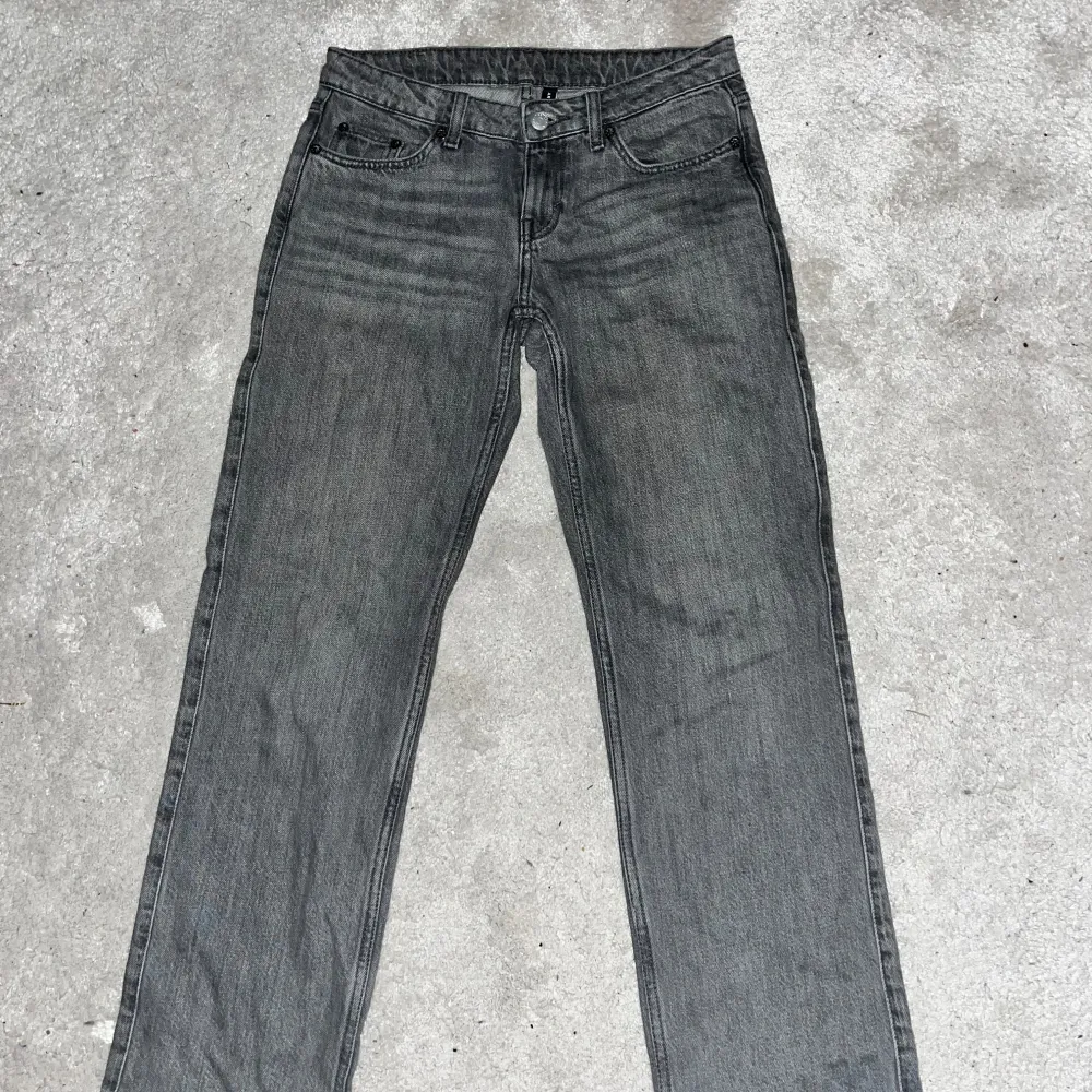 Skitsnygga gråa Weekday jeans. Modellen Arrow i storlek 26/30. I nyskick. . Farkut & Housut.