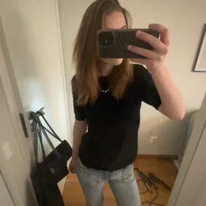 Svart kashmirtröja från Soft Goat - Säljer min short sleeve crewneck soft goat den är i storlek S men skulle säga den är mer i XS