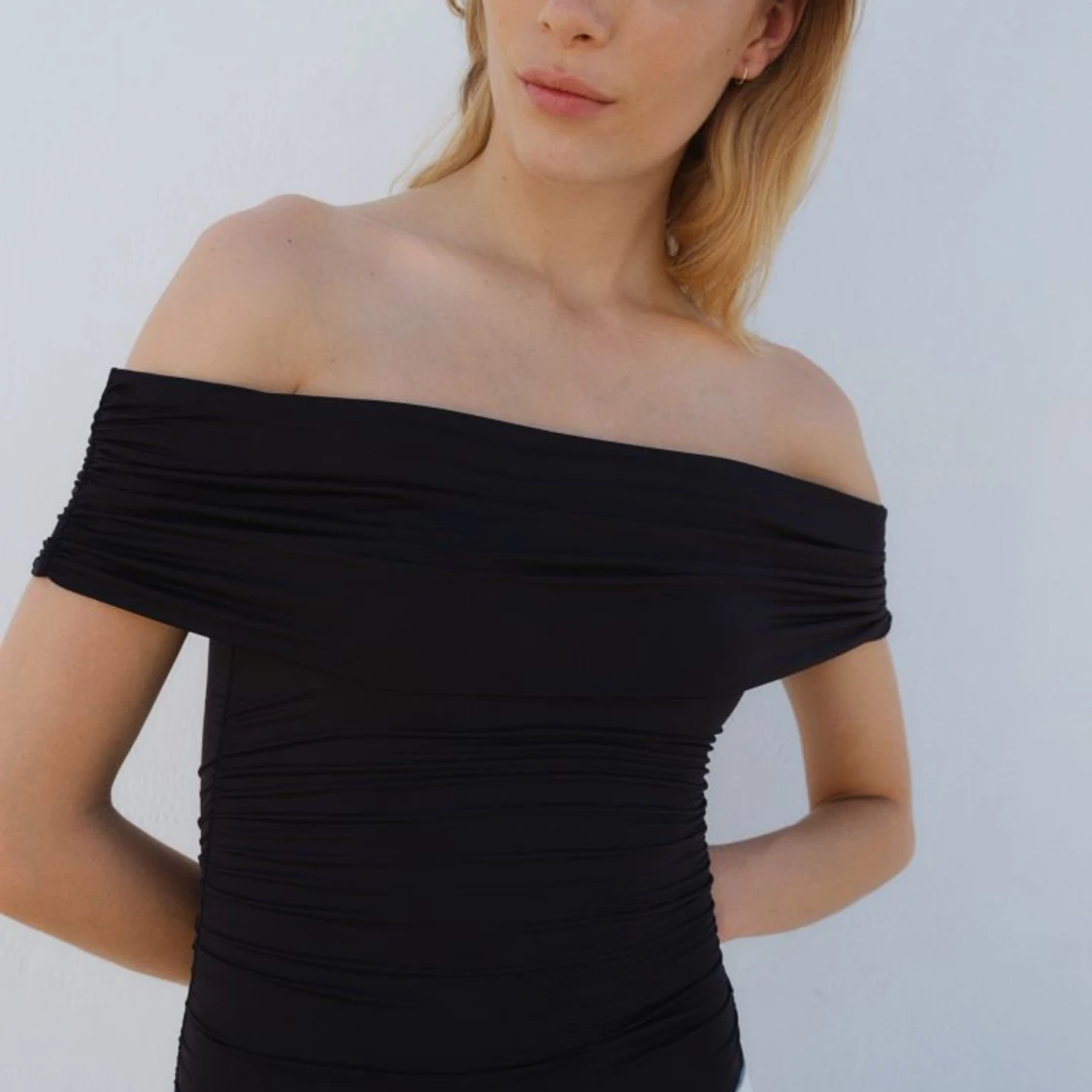 Svart off-shoulder body - 1